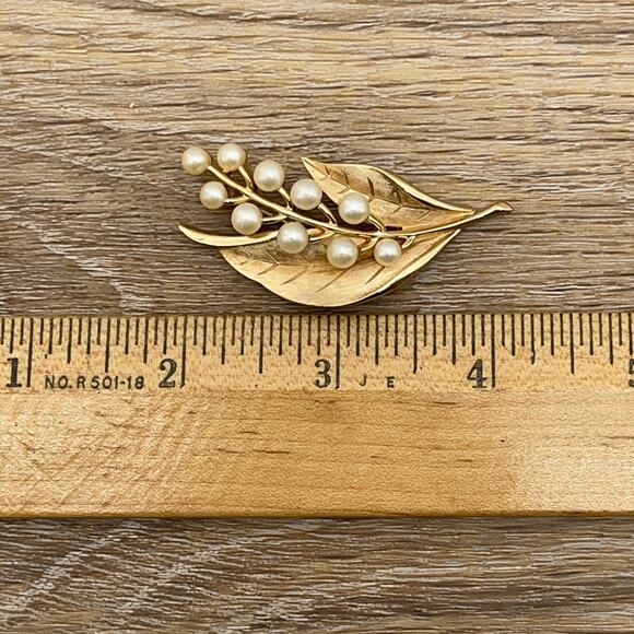 Vintage Crown Trifari Faux Pearl Brooch Pin 1960 Designer Gold Tone Leaf Signed - Picture 6 of 6